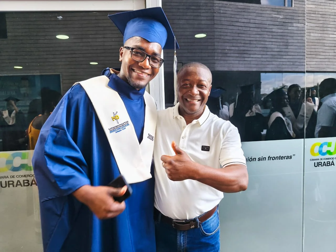 Iover Onel Arroyo Rivas, Licenciado en Educación Física UNIMINUTO 2026, becado Cootraban — junto a su padre y asociado Onel Arroyo Valencia