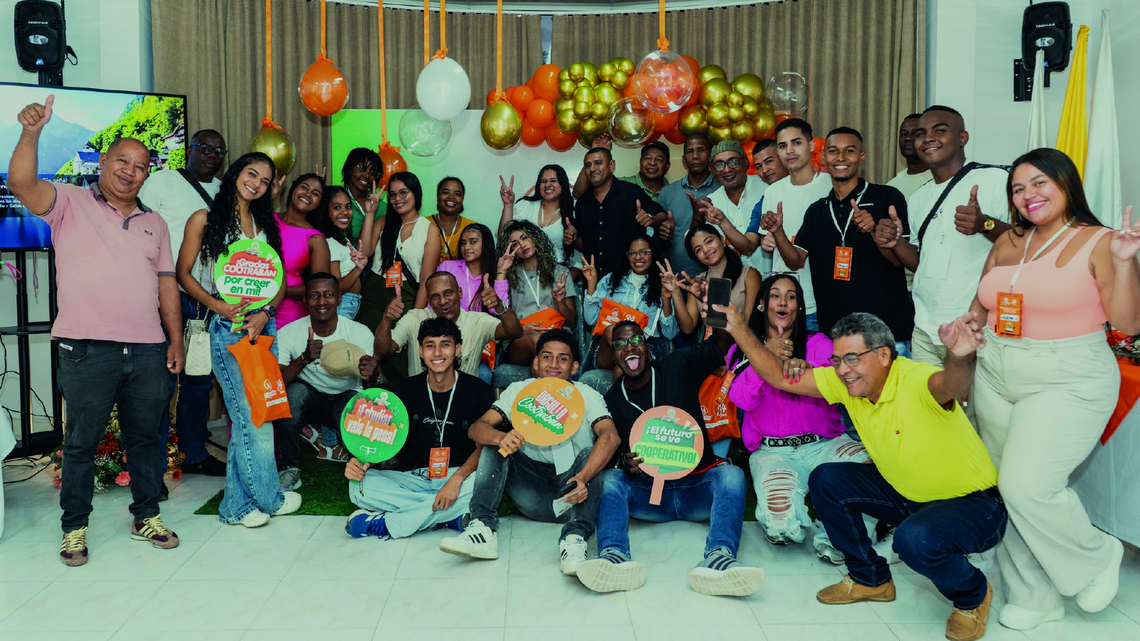 Ceremonia de entrega de becas educativas Cootraban a jóvenes asociados