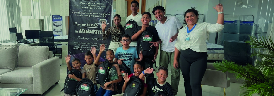 Niños del semillero de robótica Cootraban con kits FESEM
